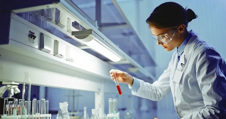 Eine Frau arbeitet in der Biotechnologie-Branche