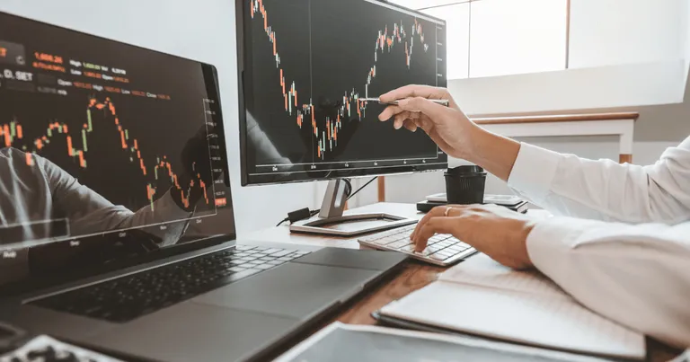 Mann handelt Derivate an der Börse