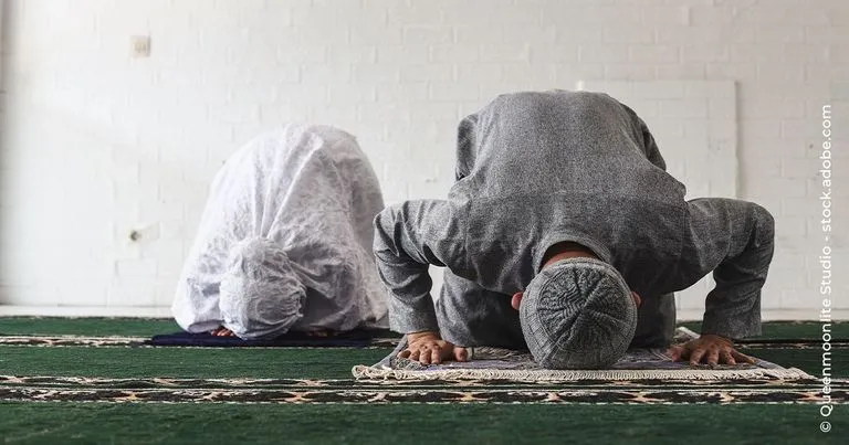 Scharia-konforme ETFs als Investment Männer beten in einer Moschee