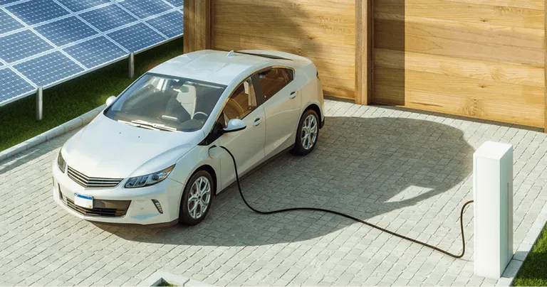 Voiture électrique en chargement