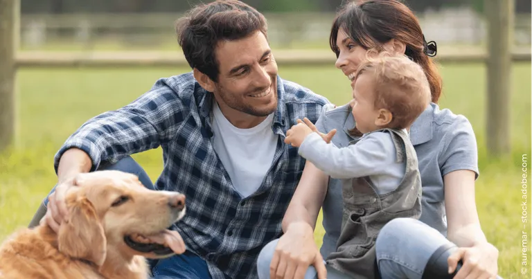 Vermögen aufbauen ab 30 - Tipps Bild einer Familie mit Kind und Hund