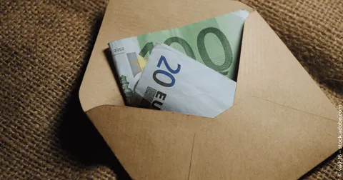 Was ist Cash Stuffing und ist der neue Spartrend überhaupt sinnvoll? Euro-Scheine in einem Briefumschlag