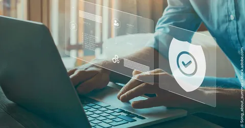 ETF-Versicherung vs. ETF-Sparplan Mann tippt auf Laptop und berechnet ETF-Versicherung
