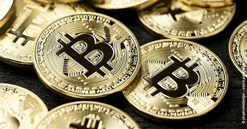 Das Bild zeigt exemplarisch verschiedene Münzen von Bitcoin 