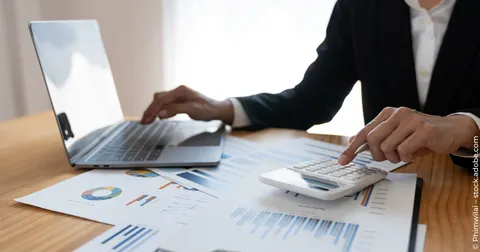 Tipps für einen ETF-Sparplan Frau kalkuliert Gebühren bei ETF-Sparplan