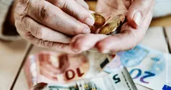 Mit der Rürup-Rente fürs Alter vorsorgen 2 Hände, die Geld zählen