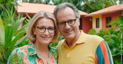 Altersvorsorge ab 50 Jahren Paar mit 50 Jahren im Urlaub