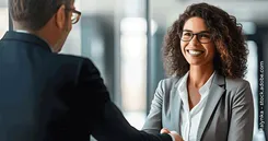 Worum handelt es sich bei ETF-Versicherungen? Das Bild zeigt eine Frau, die eine ETF-Versicherung abgeschlossen hat