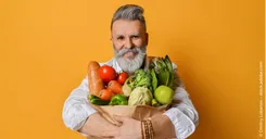 Homme tenant un panier de produits