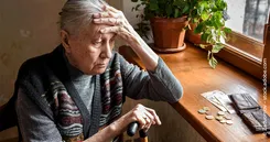 Alles über die Rentenlücke und wie du sie schließen kannst Das Bild zeigt eine Seniorin in Altersarmut