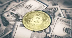 Das Bild zeigt einen Bitcoin, der auf US-Dollar Noten liegt